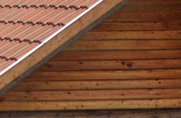 Stülpschalung aus Lärchenholz
Eine zeitlos, schöne Variante der Fassadenverkleidung ist diese Stülpschalung aus Lärchenholz. Sie zeigt, wie man mit einheimischem Holz ohne jegliche Behandlung bauen kann.