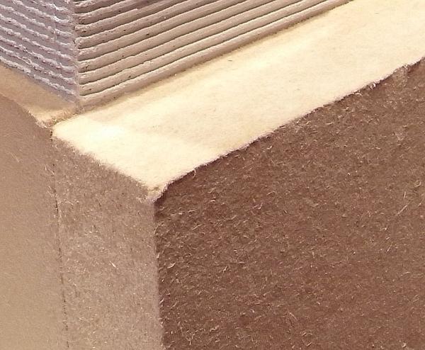 Innendämmung  oder Außendämmung mit Holzfaserplatte
Für eine nachträgliche Innendämmung einer Außenwand können stabile Holzfaserplatten einfach aufgeklebt werden. Richtig verputzt, bleibt die Wand diffusionsoffen.