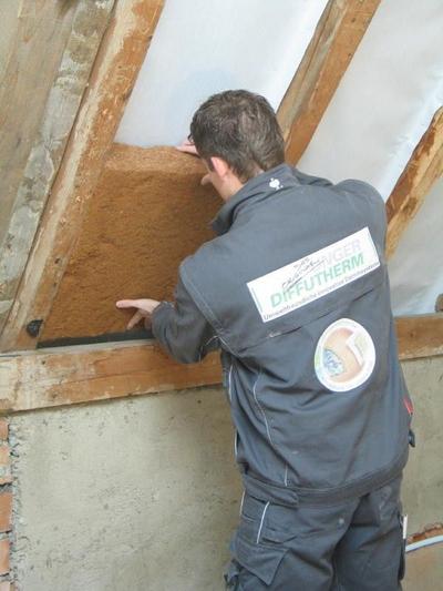 Dämmung zwischen den Sparren
Egal ob im Altbau oder im Neubau, für eine Dämmung zwischen den Dachsparren ist die Holzfaserplatte eine gute Wahl. Hier wird die Platte Udi FLEX von Unger-Diffutherm verwendet.