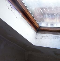 Fensterlaibung vorher und nachher
Zustand eines Dachfensters in einer Mietwohnung. Ecken die schlecht ablüften mit undichten Stellen zwischen den Gipskartonplatten. Alles mit Tapete überklebt, darunter Schimmel.
Bild 1