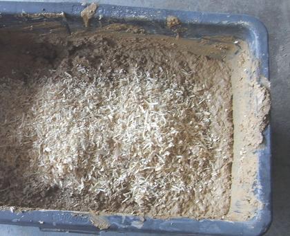 Lehmputz
Lehmputz kann mit einfachen Zutaten selbst hergestellt werden. Hier wurde Lehmpulver mit Sand aus einheimischem Abbau und Zuschlagstoffen wie Holzspähnen angemischt.