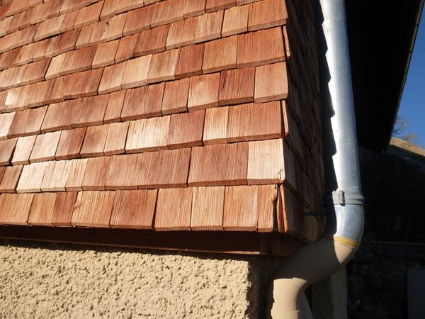Holzschindel gehackt
Holzschindeln zählen zu den wertvollsten Fassadenverkleidungen. Richtig verlegt bieten sie optimalen Schutz gegen jegliche Witterung und sorgen gleichzeitig für Trocknung.